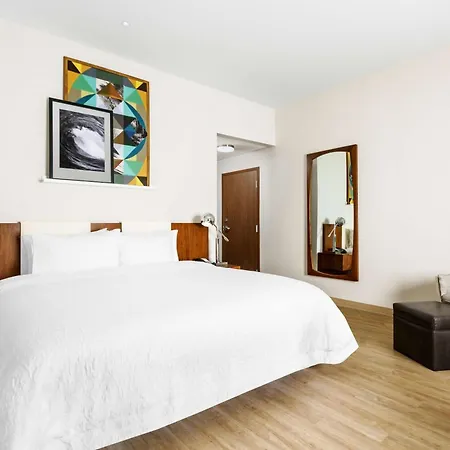 Hampton Inn & Suites Santa Monica-2