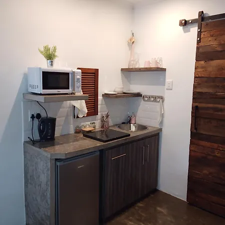 The Oak Treehouse Bnb 64 Berry Str-3