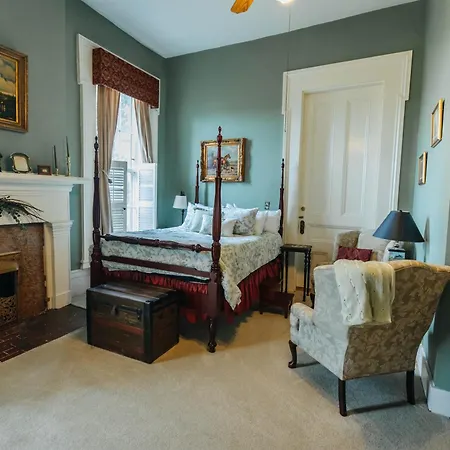 Maple Hill Manor Bed & Breakfast-3