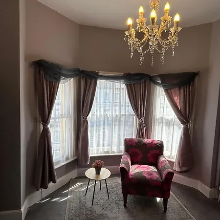 The Lyndhurst Guest House-3