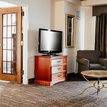 Hotel Topeka At City Center-2