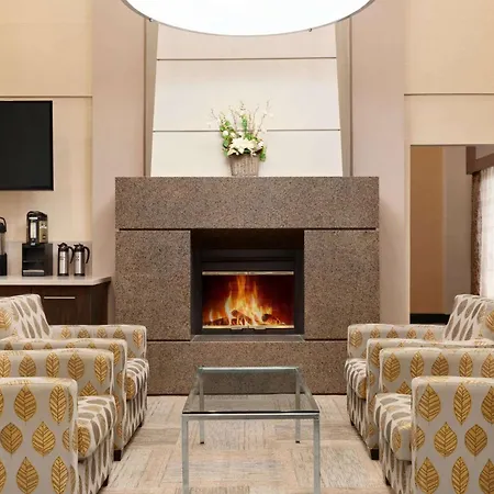 Travelodge By Wyndham Oshawa Whitby-3