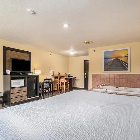 Days Inn & Suites By Wyndham Traverse City-3