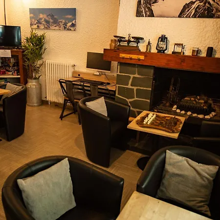 Hotel La Chaumière Garage Moto gratuit À 150 m de la gare SNCF et TMB-2