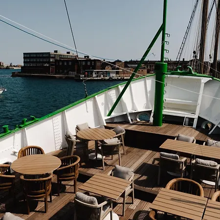 Rooms At Haslar Marina-3
