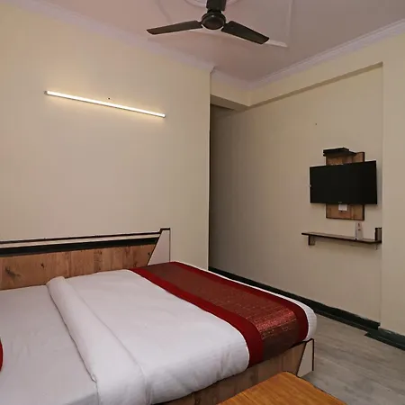Oyo Hotel Silver Shine Near Gurudwara Shri Bangla Sahib-2