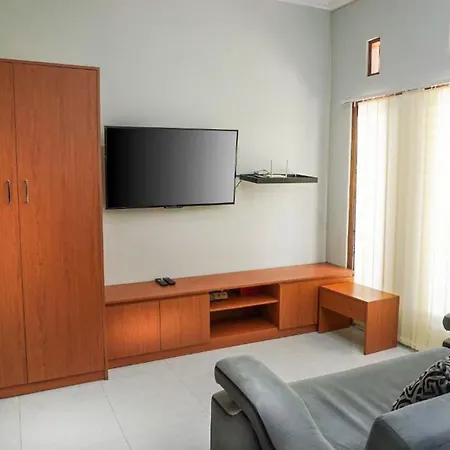 Omah Leren Mitra RedDoorz near Gembiraloka Zoo Yogyakarta-2