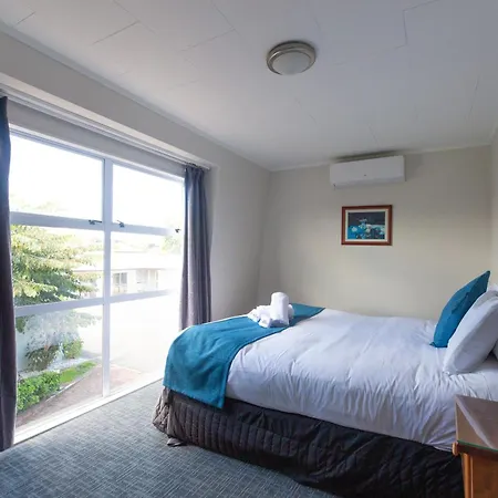 Lake Breeze Motel-2