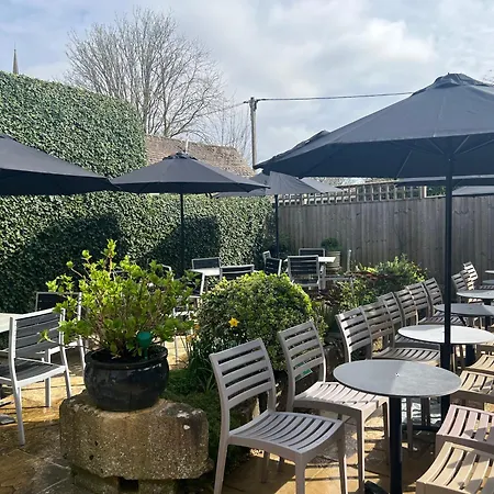 Priory Tearooms Burford With Rooms-2