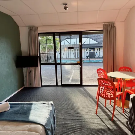 Oakwood Manor Motor Lodge-2