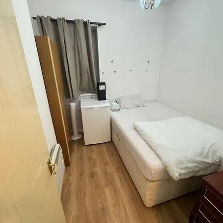 Private Double Bedroom In Hounslow Near Heathrow-3
