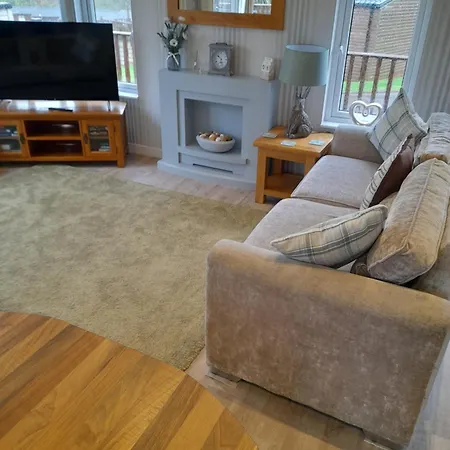 Luxury Timber Pet Friendly Lodge With Private Hot Tub 2 To 6 Guests, Outstanding Views Nr Paignton-3