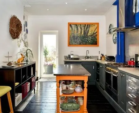 Quirky 4 Bedroom Apartment With Terrace-3