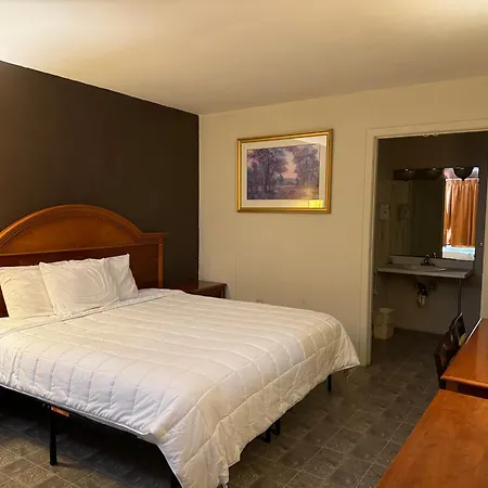 Country Club Inn & Suites-3