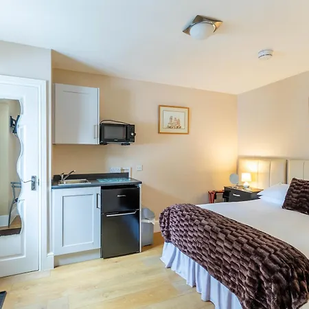 Roger Ground Guest House - With Onsite Car Parking-3