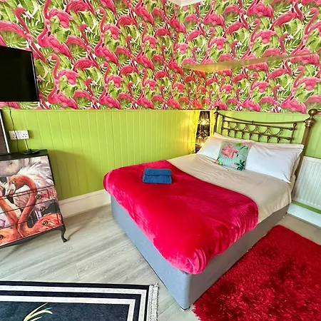 Lemur Lodge - Boutique Apartments - Short Stroll To The Beach-3