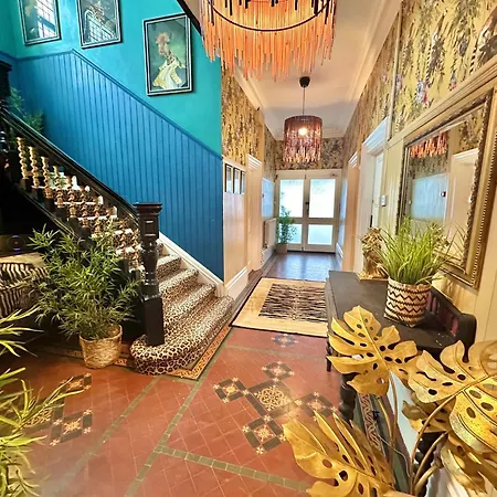 Lemur Lodge - Boutique Apartments - Short Stroll To The Beach-2