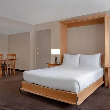 Ramada Plaza By Wyndham Calgary Downtown-2