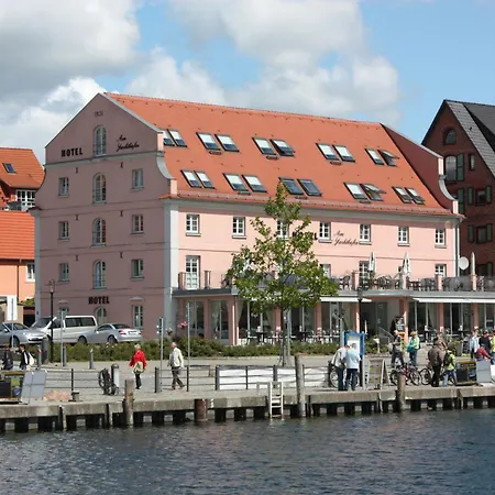 Hotel Am Yachthafen-3