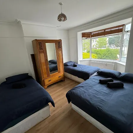 Big Family Room In Room At 2 Iveragh Rd-4-3