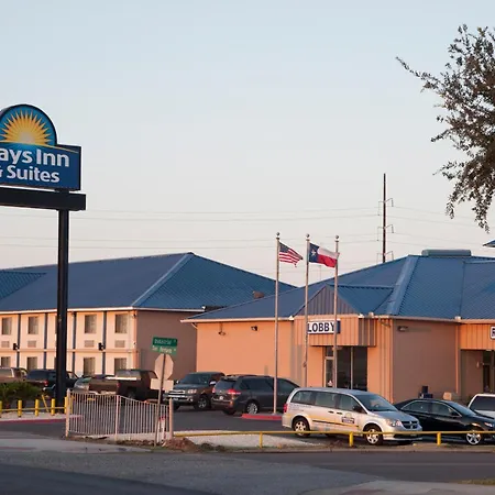 Days Inn & Suites By Wyndham Laredo-3