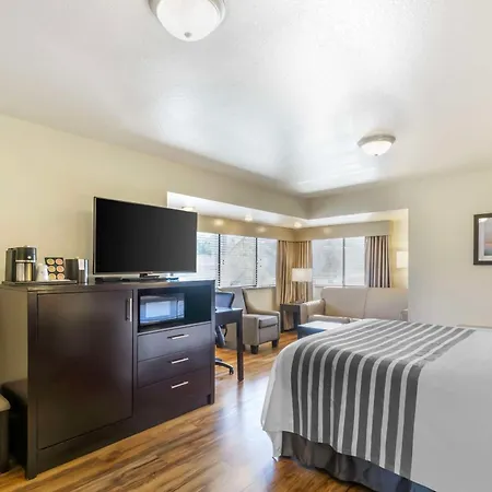 Best Western Plus Edmonds Harbor Inn-3