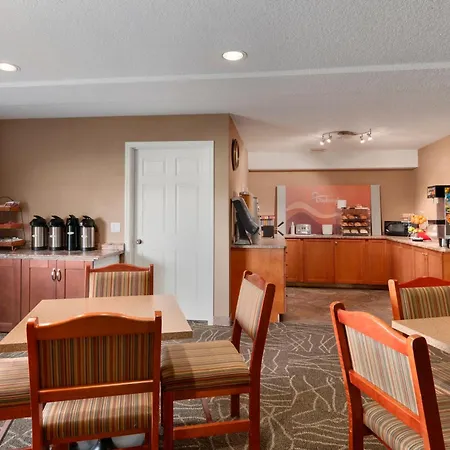 Days Inn & Suites By Wyndham Cochrane-3