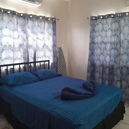 Beverley'S Guest House, Nevis-2