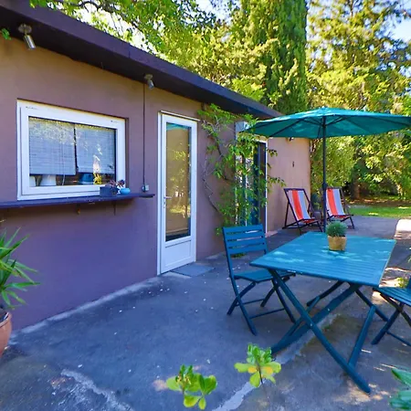 Le Mas de Bertagne studio kitchenette terrasse piscine-2