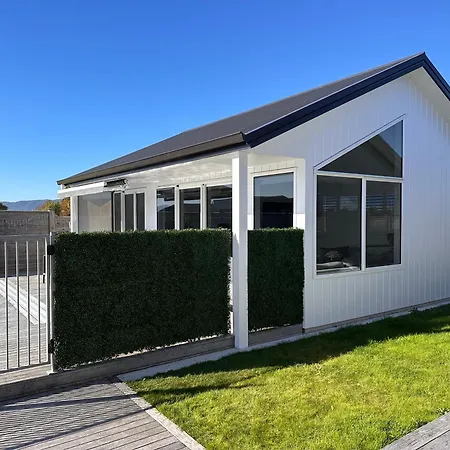 Luxury Poolside Studio Near Hobbiton-2