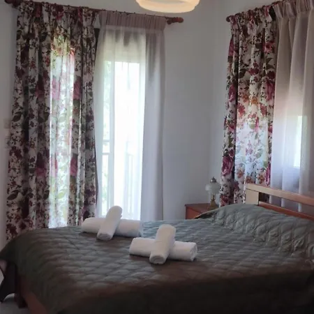 Alekos Rooms And Apartments-3