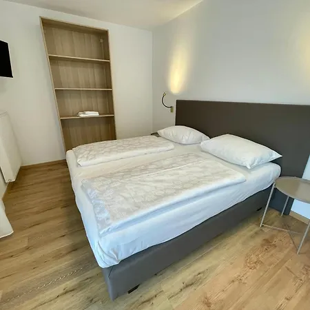 B&B Transit Rooms - Your Stopover, Free Parking-3