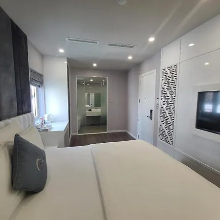 The Moon Hotel 3-3