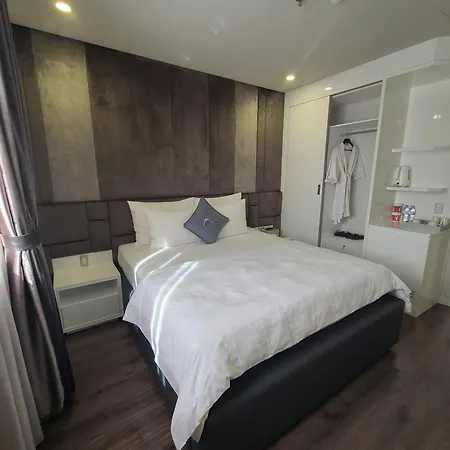 The Moon Hotel 3-2
