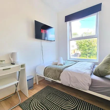 Easy Rooms, London Luton Airport -24 Hour Check-In-3