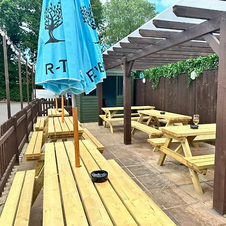 The Prince Albert Pub & Hotel With Onsite Free Parking 2 Minutes From Legoland-2