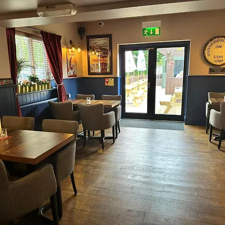 The Prince Albert Pub & Hotel With Onsite Free Parking 2 Minutes From Legoland-2