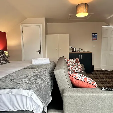 The Prince Albert Pub & Hotel With Onsite Free Parking 2 Minutes From Legoland-3