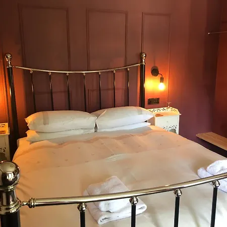 Twin Oaks Guest House-2