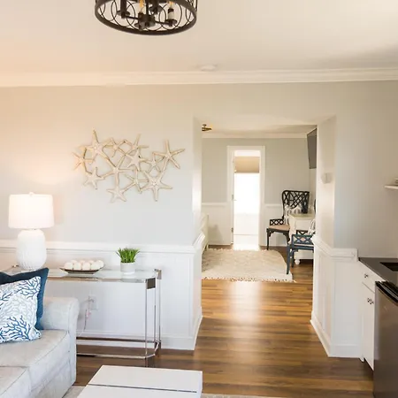 The Burrus House Inn Waterfront Suites-2