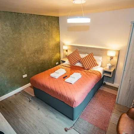 Rooms At The Apple Pie-2