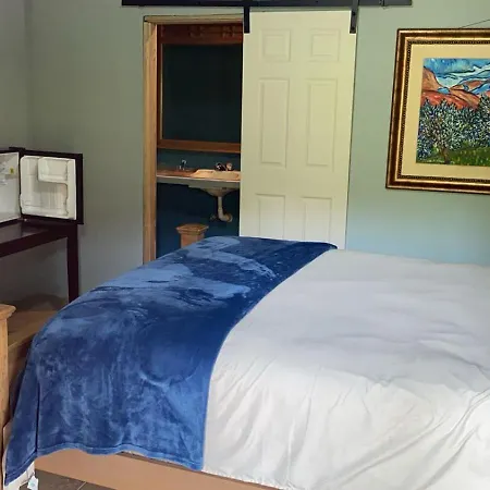 Airport Inn Roatan-3