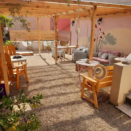 Tune Inn Activity Guesthouse- Over 24'S-3