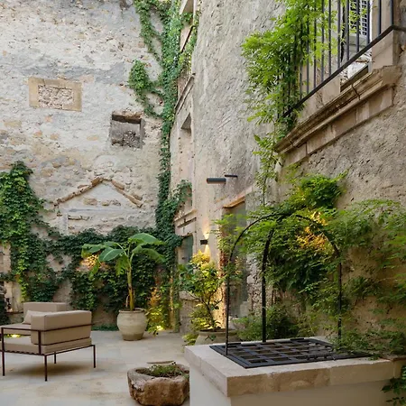 Isabella Di Castiglia Apartments-3