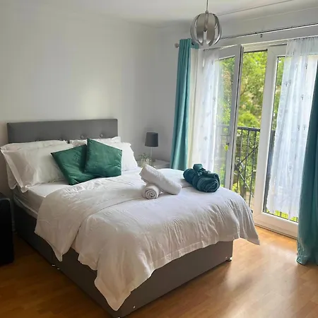 Luxury Rooms And An En-Suite Room With Free Wi-Fi Clarendon Way-3