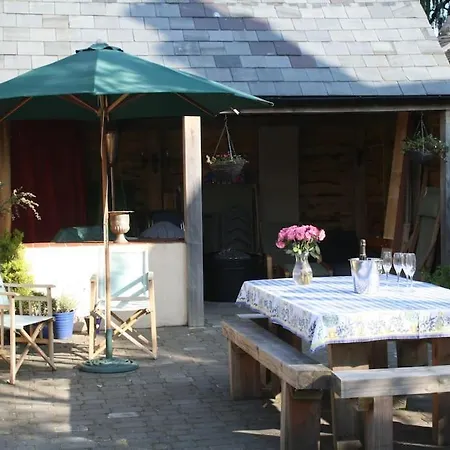 Lyne House Ideal For A Celebration Or Reunion-2