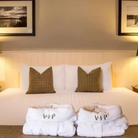 Lochside Lodge Retreat - Stunning Lakeside Escape-2