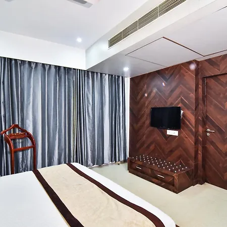 Sawera Grand Luxury Stay Near Golden Temple-2
