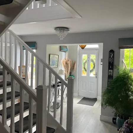 Five Oaks Bed & Breakfast With Free Parking, Tranquil Setting-3