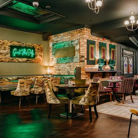 The Farnham Arms Hotel-2